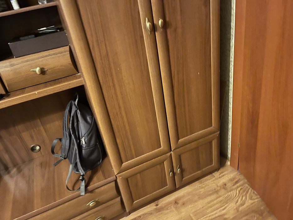 Продам стінку в кімнату самовивіз 2,50 на 2,10