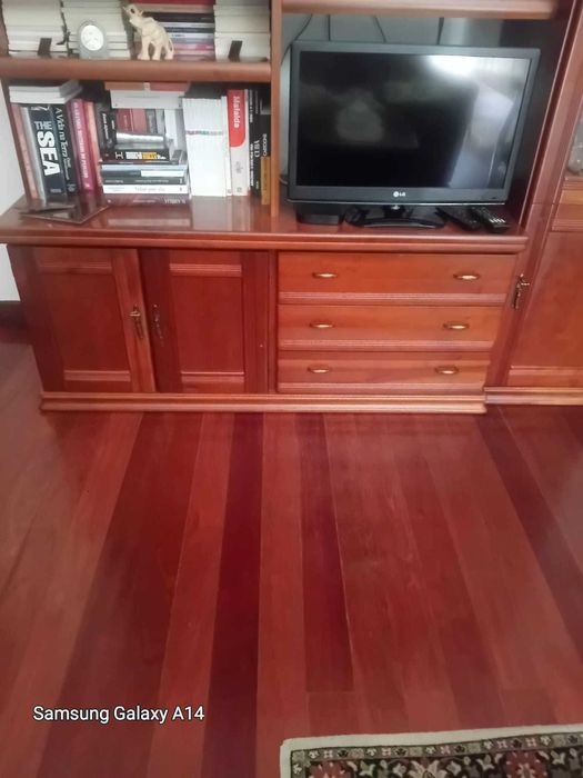 Móvel de sala ou escritório com Vitrina/Cristaleira todo em Cerejeira