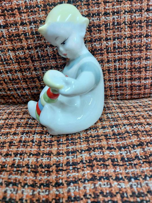 Статуэтка мальчик с пирамидой