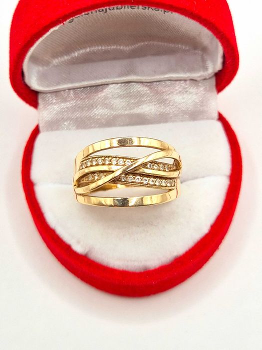 Duży pierścionek wykonany ze złota 333 (8K).