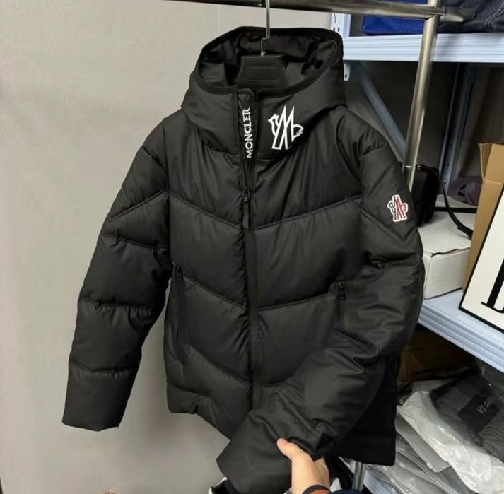 Зимова куртка Moncler розмір L