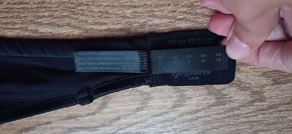 Czarny biustonosz Essentials r. 80 B