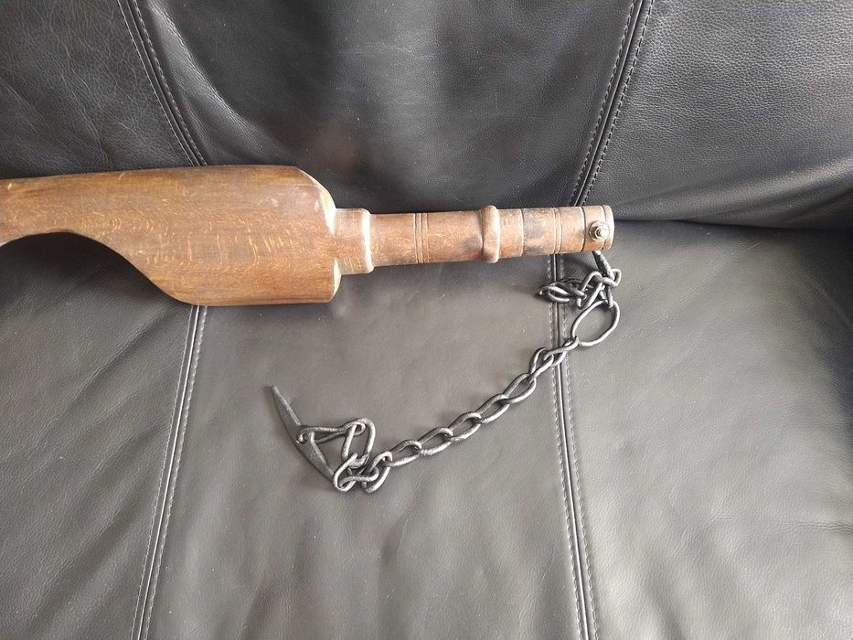Antigo porta baldes rustico, de colocar ao pescoço, em madeira. Peça rural de museu
