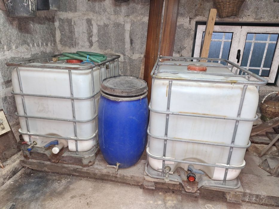 Cubas de vinho com torneira