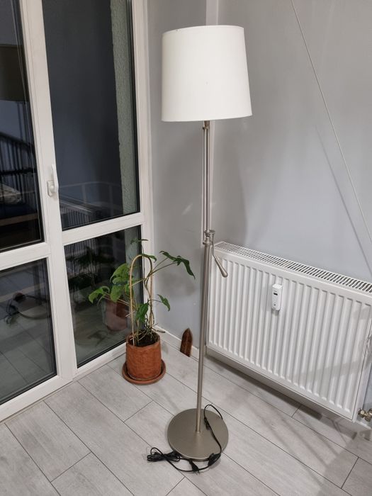 Lamp stojąca z regulacją wysokości