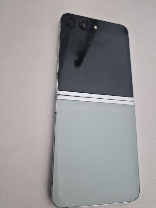 Smartfon Samsung Z Flip 5 8GB