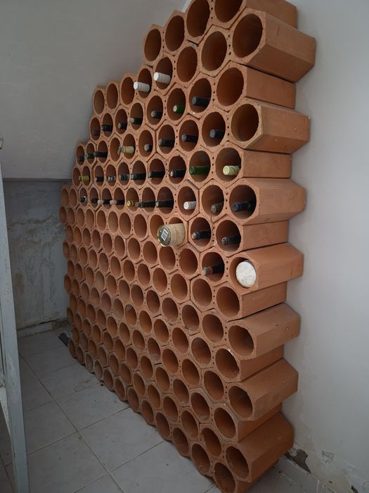 Lote de Garrafeiras em Barro Vermelho (Aprox. 115 a 120 unidades)