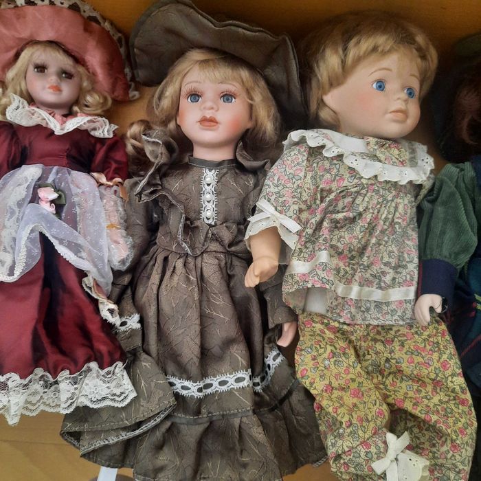 7 Bonecas de porcelana.