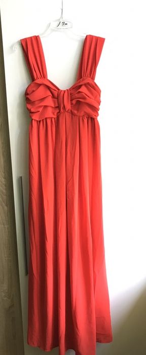 Długa czerwona sukienka