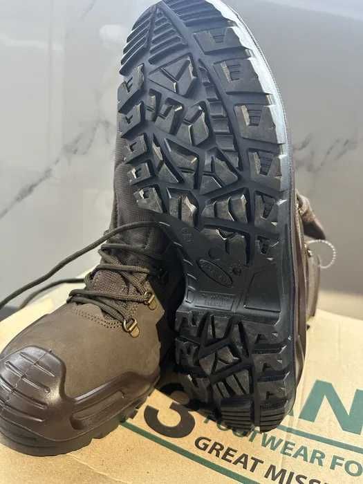 Черевики трекінгові або берці 44/45 потребую