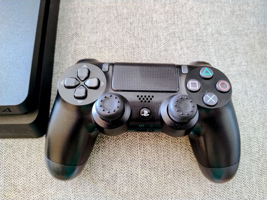 PS4 500gb super novo com 3 jogos