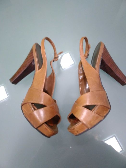 Sandálias Via Uno em pele castanho / camel