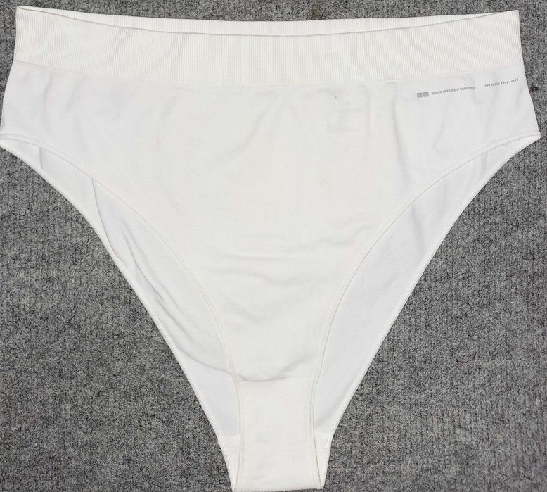 Airism Seamless Bikini ShortЖенские плавки от Uniqlo X Alexander Wang