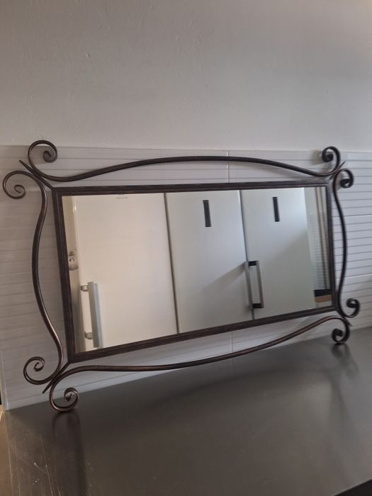 Lustro w metalowej ramie