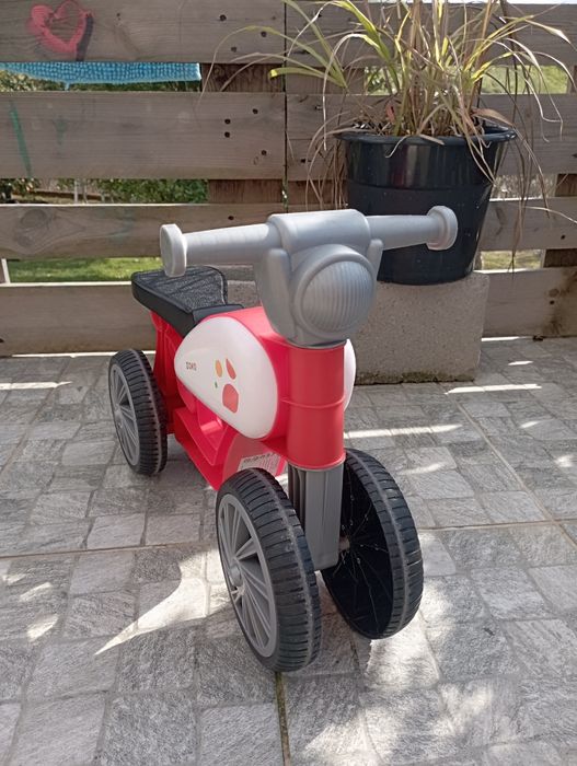 Bicicleta sem pedais para criança de 2 e 3 anos em bom estado.