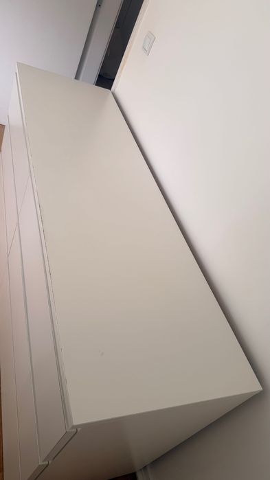 Cómoda branca para arrumação