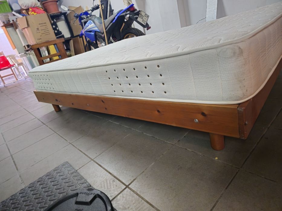 Cama e colchão ikea