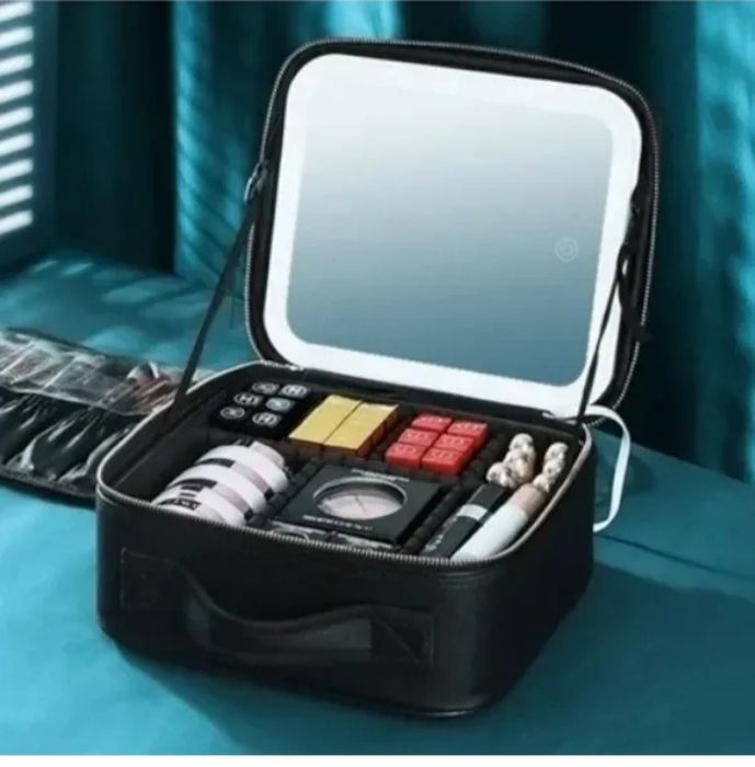 косметичка с зеркалом и светодиодной лампой