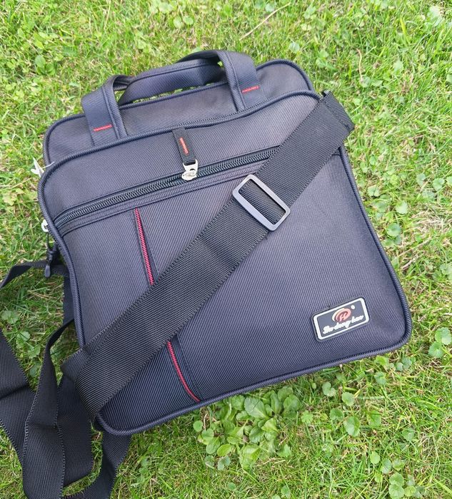 Czarna torba sportowa męska na dokumenty do pracy