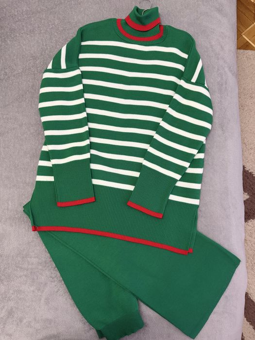 Зелений вʼязаний костюм