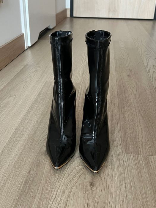 Lakierowane botki na obcasie