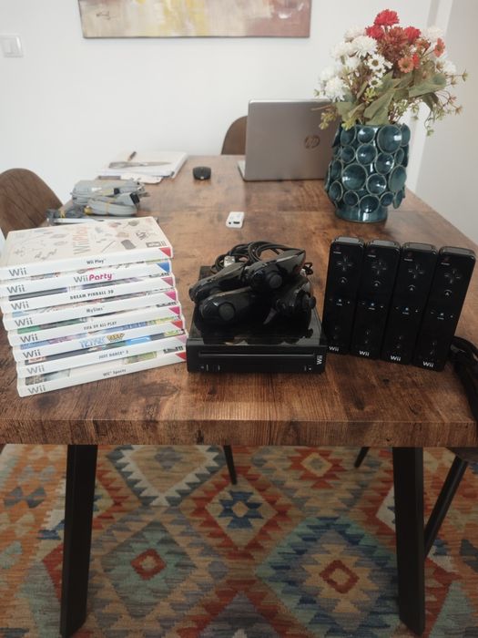 Wii Preta com 4 comandos e vários jogos