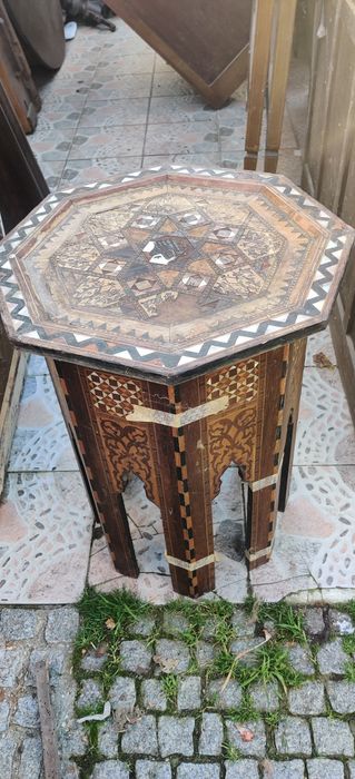 Mesa em madeira com marchetaria