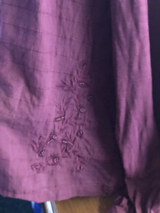 Blusa grana com bordado e renda
