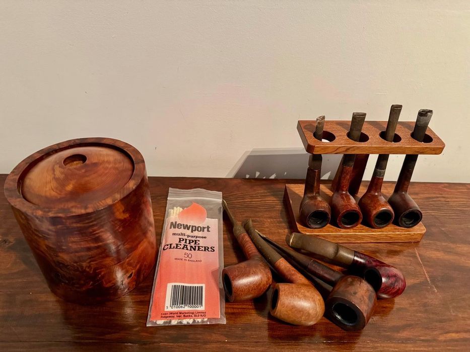 Oito cachimbos, suporte e caixa para tabaco em madeira