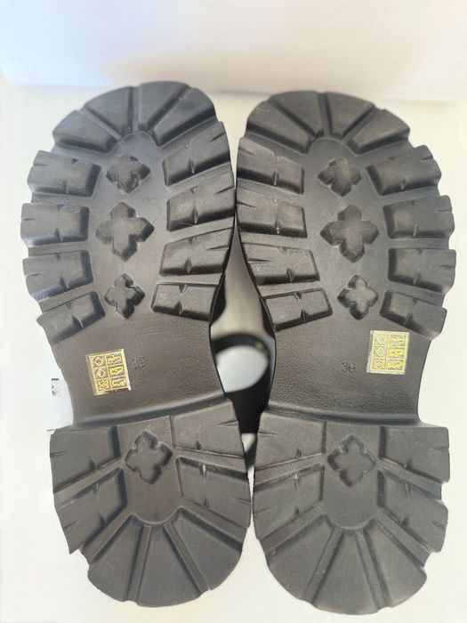 Нові шкіряні сандалі ESTRO