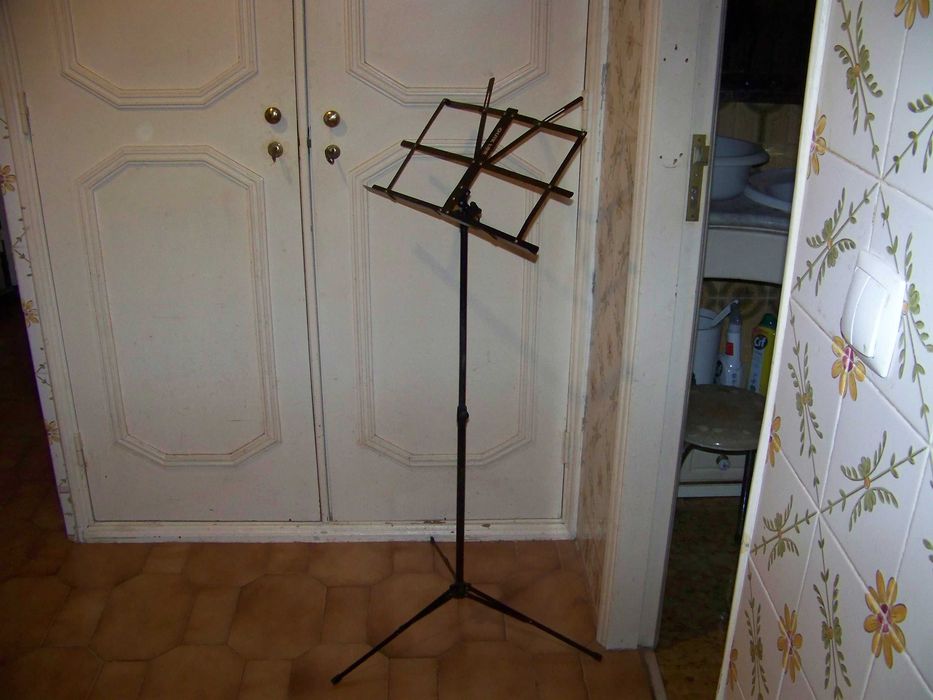 suporte em tripé articulado para pautas de música