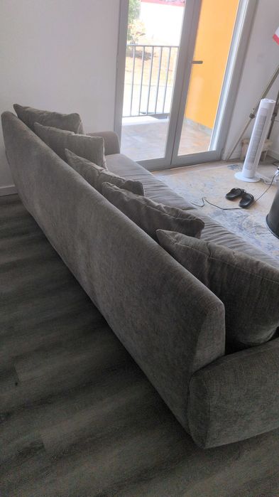 Sofa de 4 lugares muito confortavél e em bom estado.