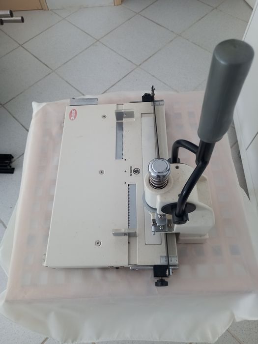 Furador profissional SPC Filepecker IX - até 300 folhas  manual