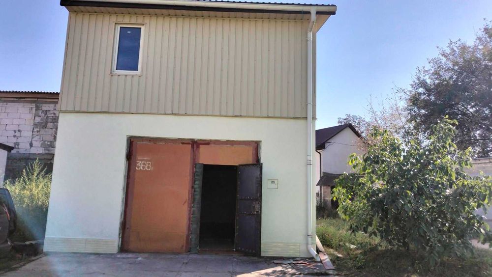 Продам гараж в кооперативі з кухнею та двома кімнатами є ліфт