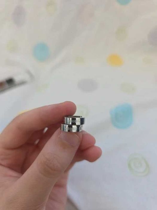 brincos argolas com um desenho marcado prateados