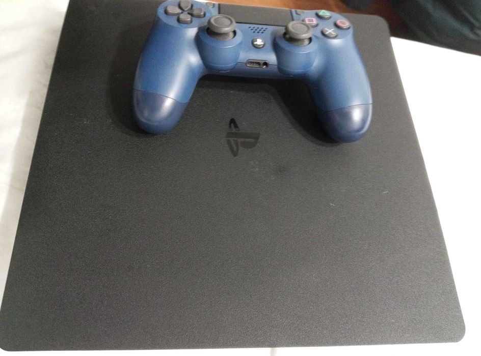 Console PS4 slim junto com um comando