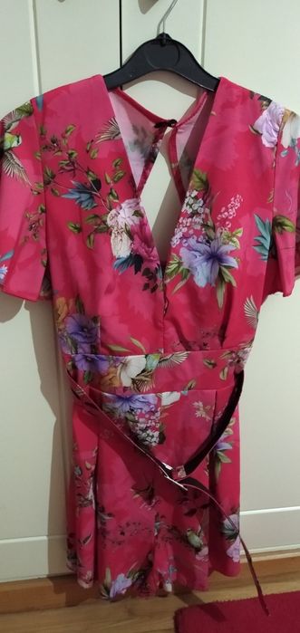 Vestido e um macacão