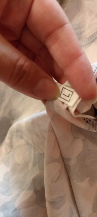 Letnia lekka sukienka w kwiatowy print, długość do kolan, z paskiem