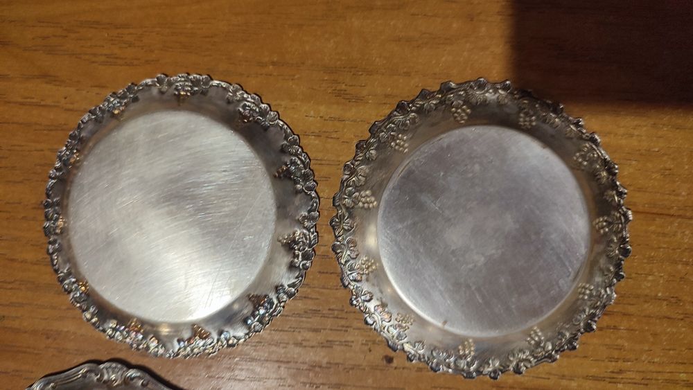 Spodki z motywem zdobiennym