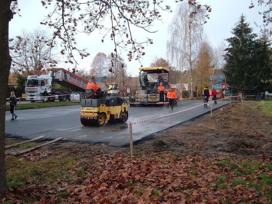 Budowa dróg, asfaltowanie, łatanie dziur, asfalt, układanie asfaltu