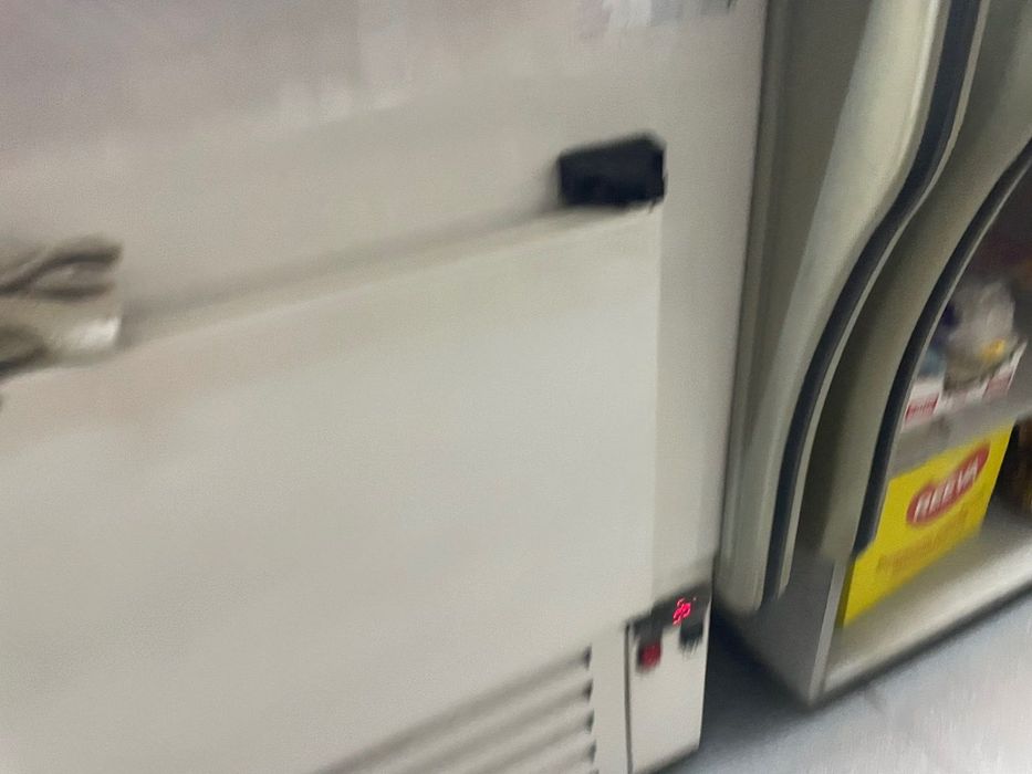 Холодильна вітрина Cold