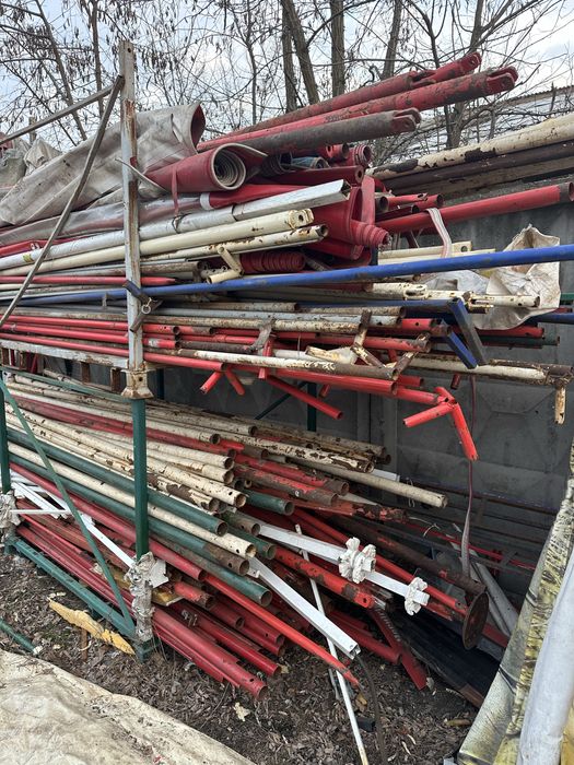 Труба, паркан, палатка