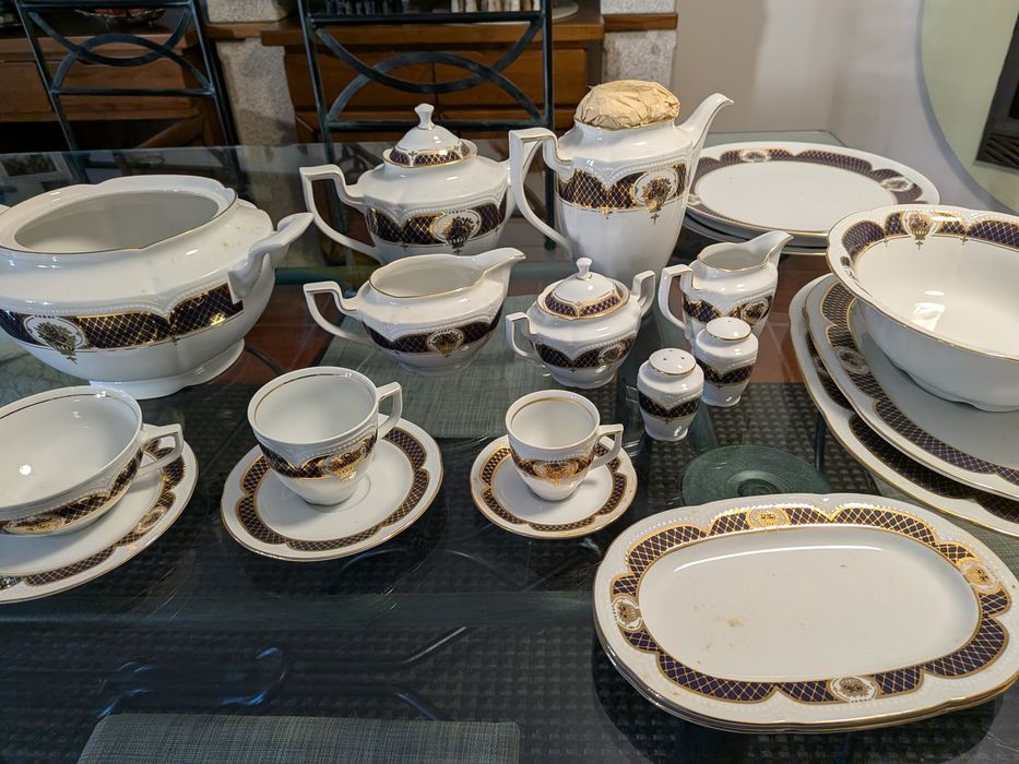 Conjunto de louça de porcelana Graf von Henneberg - 84 peç