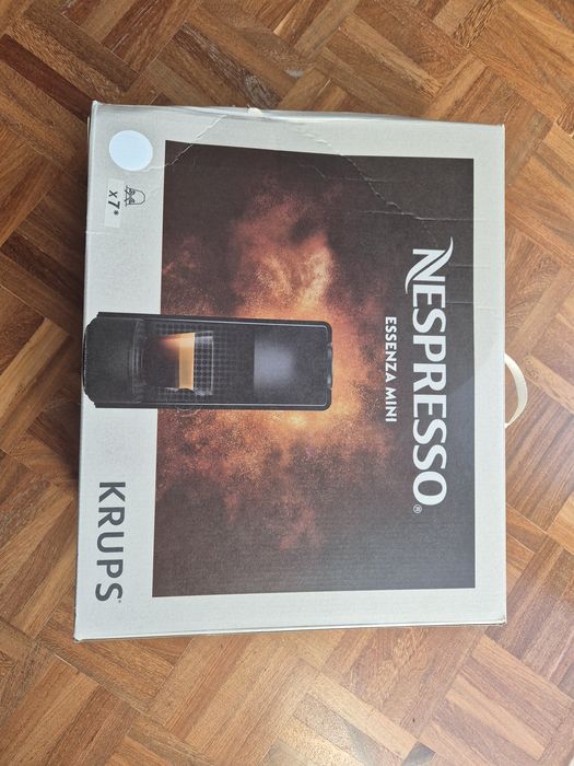 Máquina Café Nespresso, preta, NOVA a estrear, com fatura