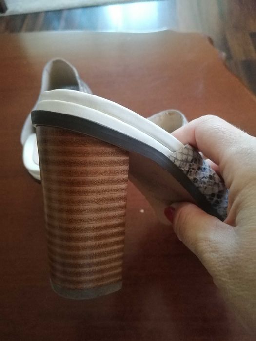 Sprzedam bardzo ładne skórzane klapki firmy CLARKS