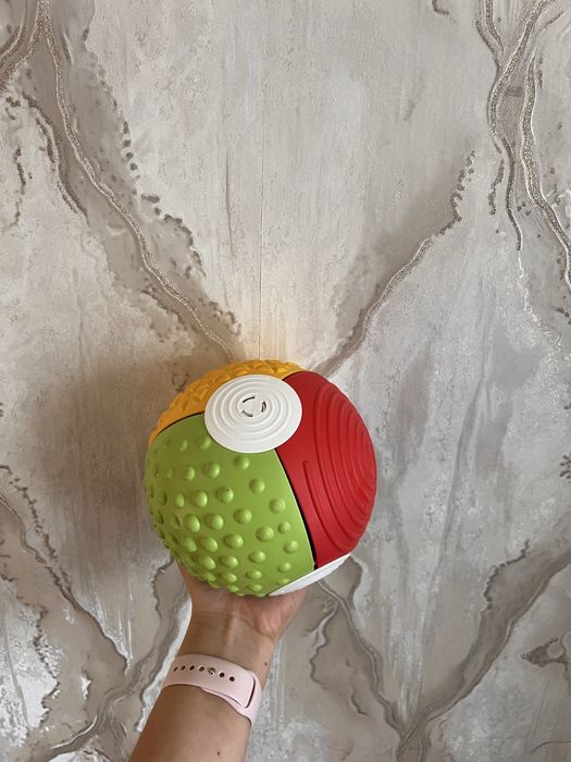 Дитячі іграшки мʼяч, піаніно, кубіки