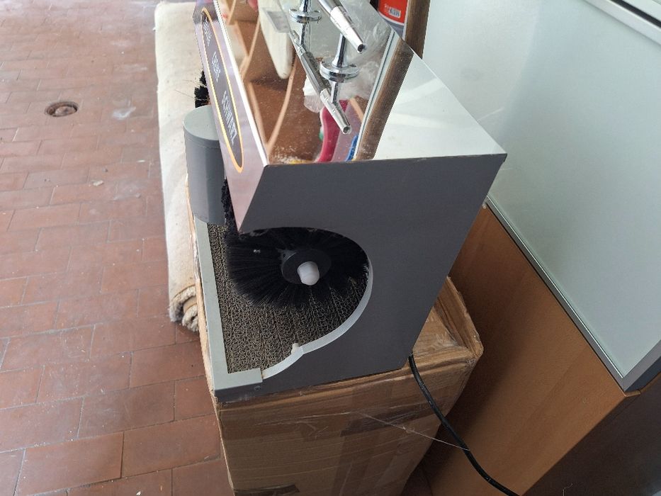Máquina para engraxar e polir calçado