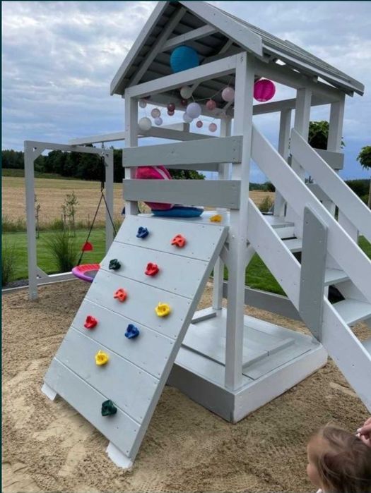 Drewniany domek z huśtawką