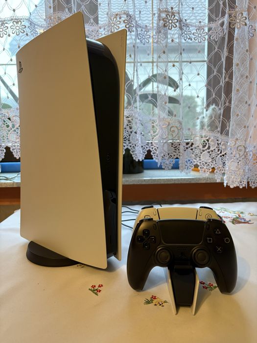 Play Station 5 stacja ładujaca i 2 pady