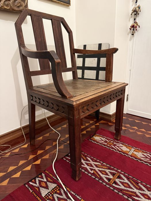 2 Cadeiroes julga-se terem pertencido aos escritorios da Brasileira